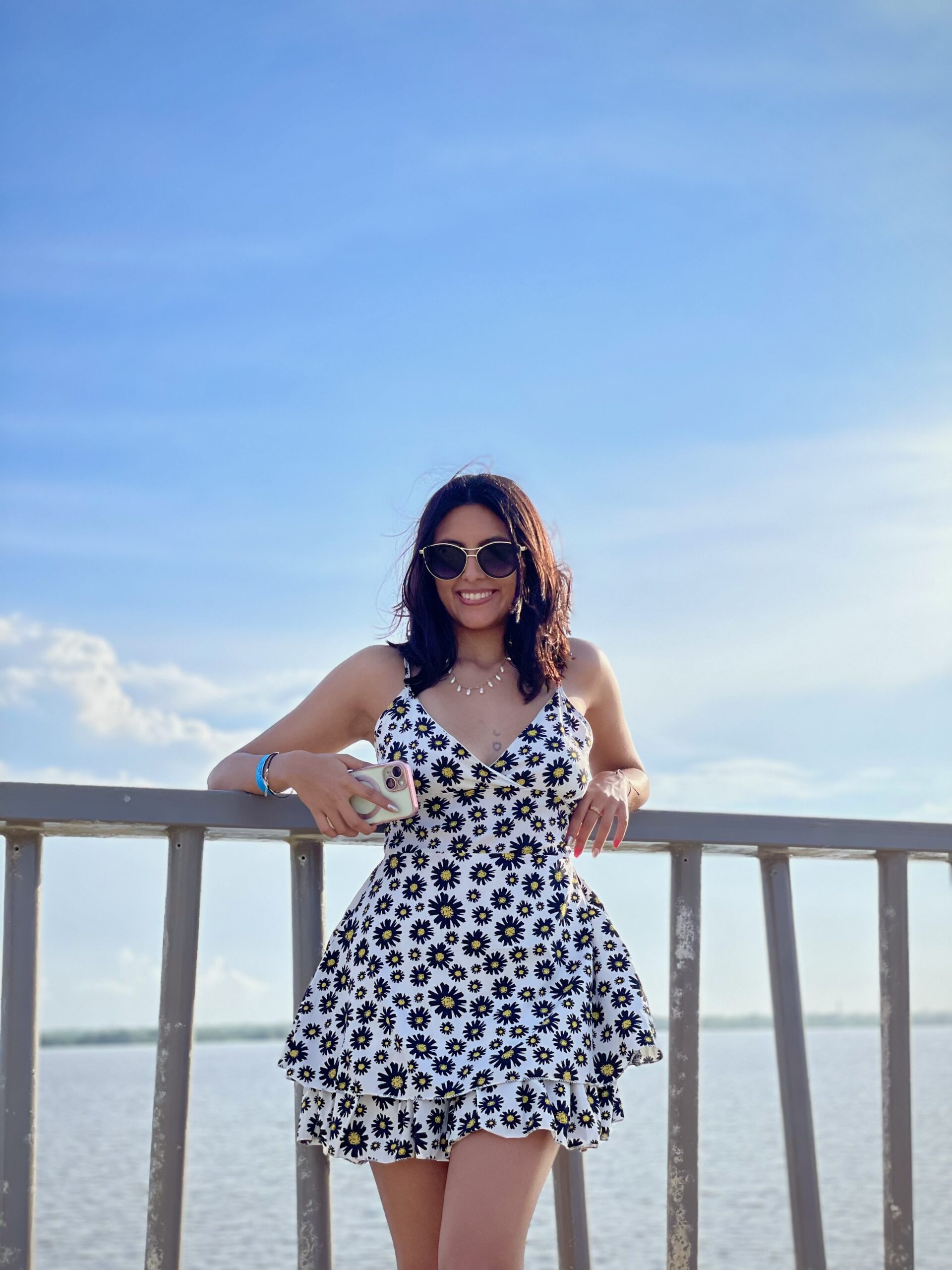 Ximena sonriendo junto al agua